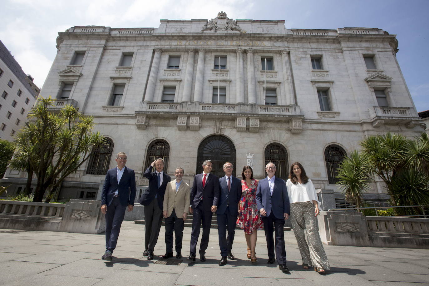 2018. Firmado el acuerdo entre las partes, los representantes públicos se hicieron una foto ante la que será la sede del Museo Reina Sofía en Santander.