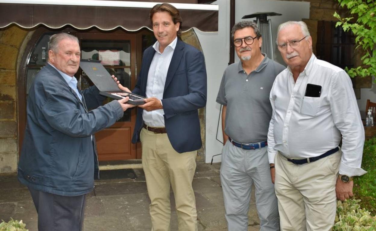 Bernardo Lasarte entregó la placa a Jordi Cufí en presencia de José Joaquín Bengochea y Juan Carlos López.