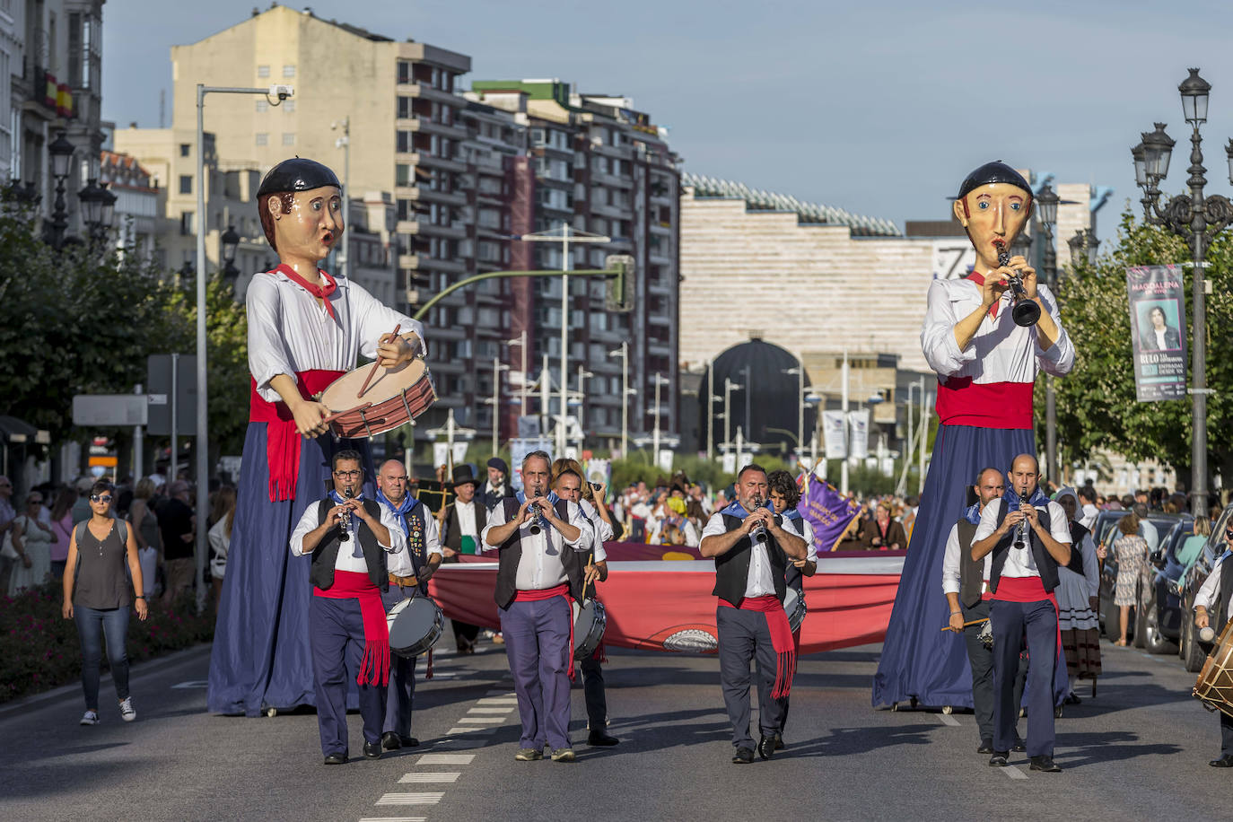 Fotos: El folclore regional toma las calles de Santander