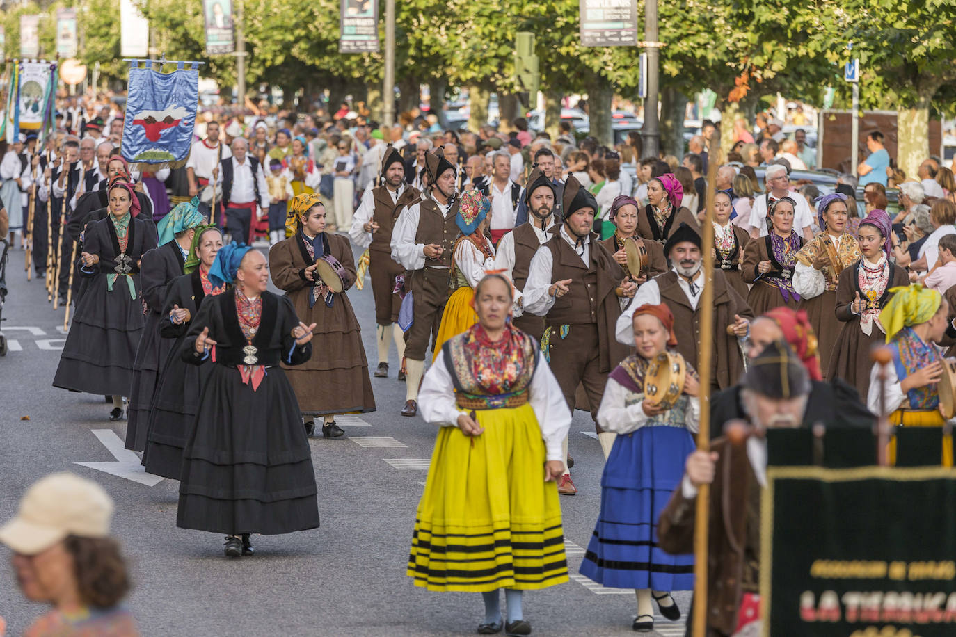 Fotos: El folclore regional toma las calles de Santander