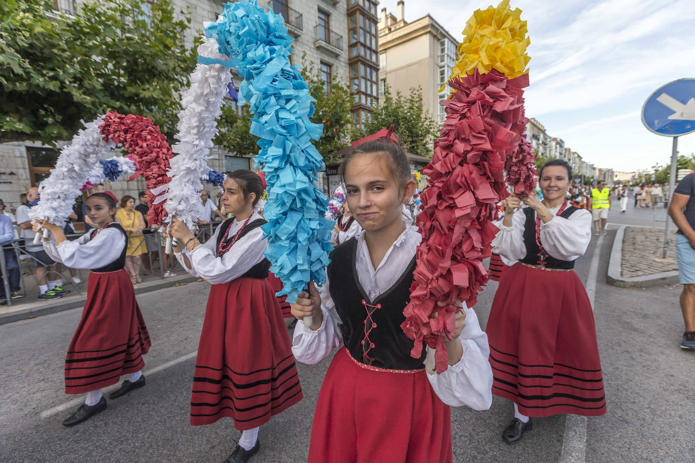 Fotos: El folclore regional toma las calles de Santander