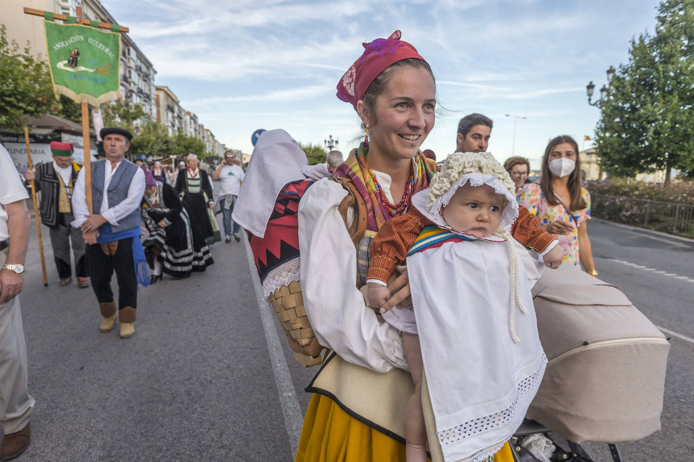 Fotos: El folclore regional toma las calles de Santander