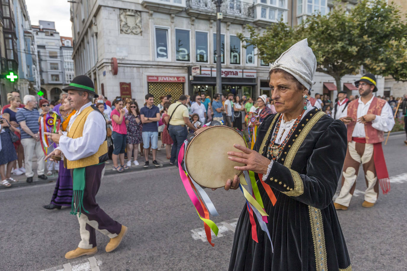 Fotos: El folclore regional toma las calles de Santander