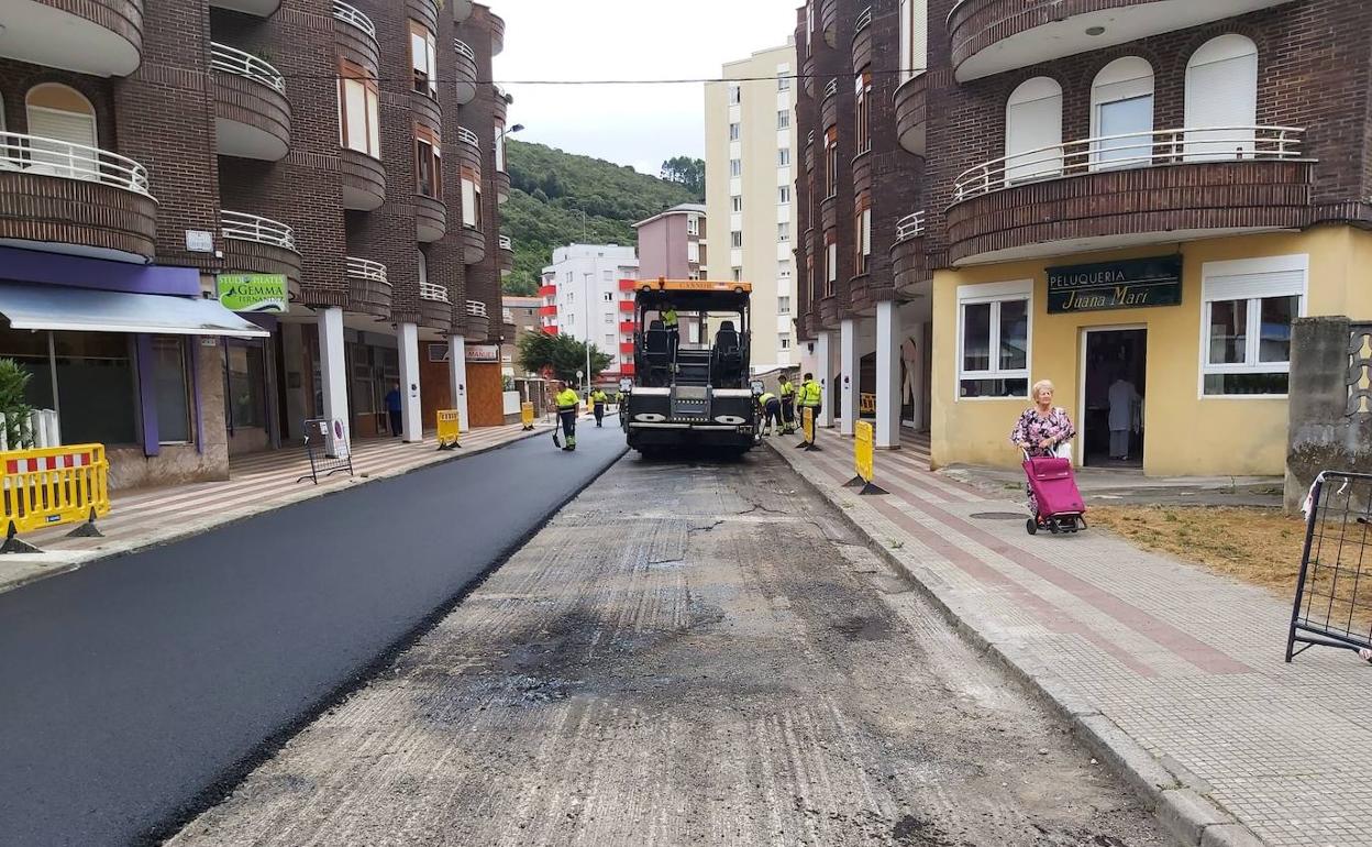 Obras de asfaltado en un tramo la calle Las Huertas.