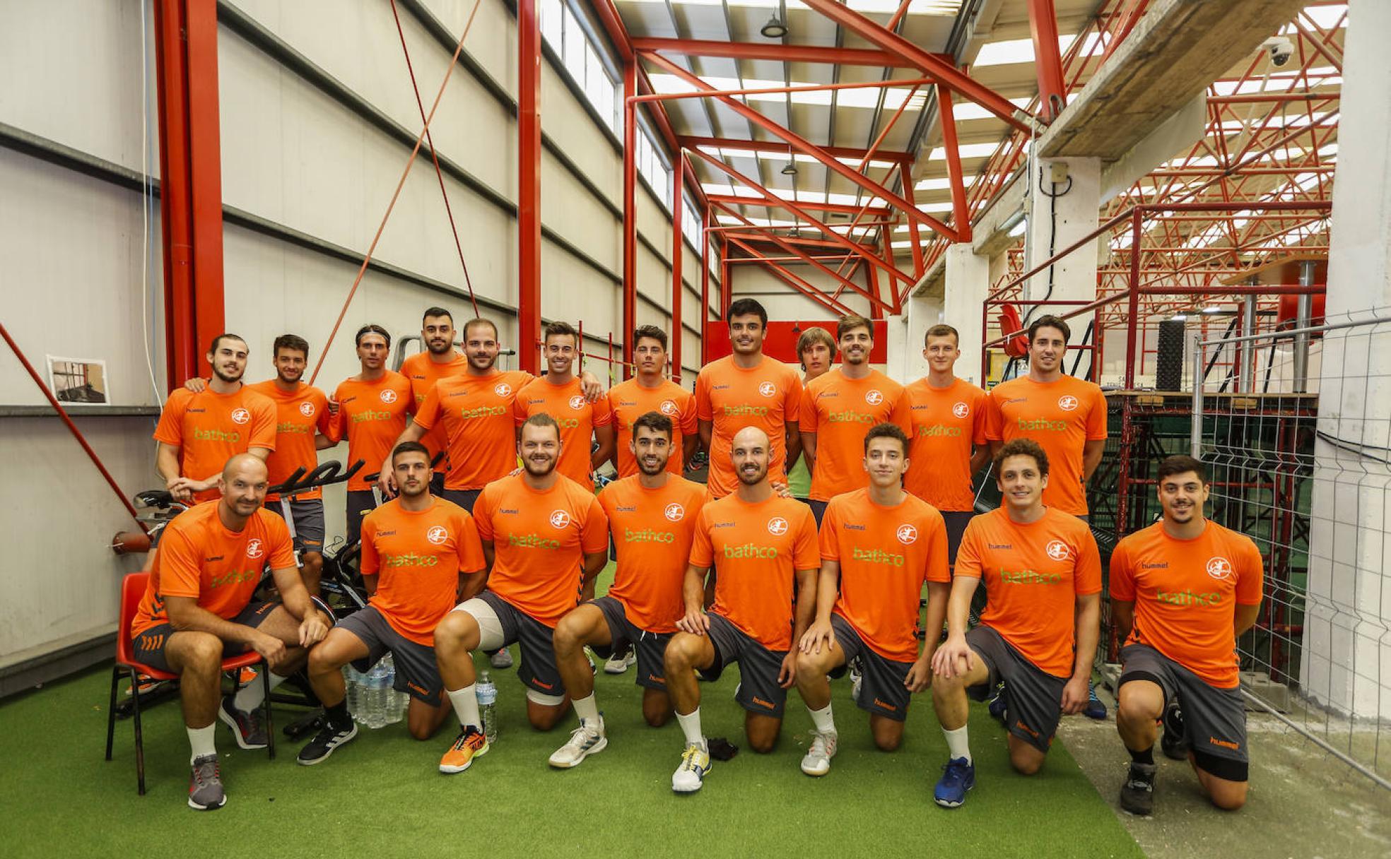 La plantilla del Bathco Torrelavega posa antes de su primer entrenamiento de pretemporada en el Vicente Trueba