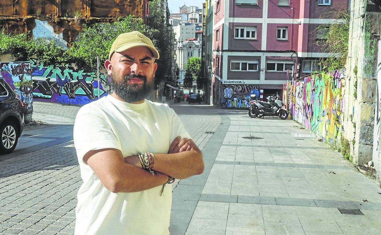 Andrés Vargas, posando en el barrio del Cabildo de Arriba, con el Ayuntamiento de Santander al fondo.