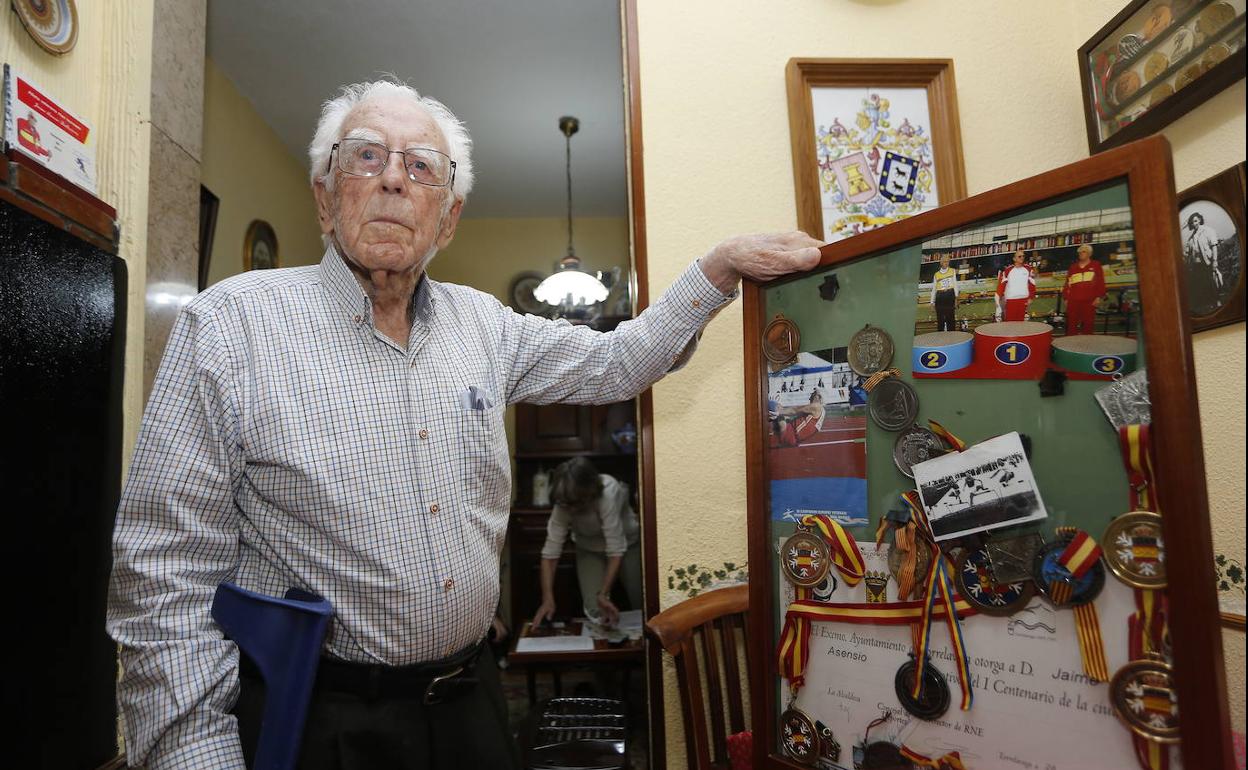 El torrelasveguense Jaime Asensio muestra sus medallas en su domicilio.