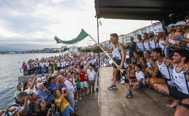 Los pedreñeros celebran su victoria en Puertochico.