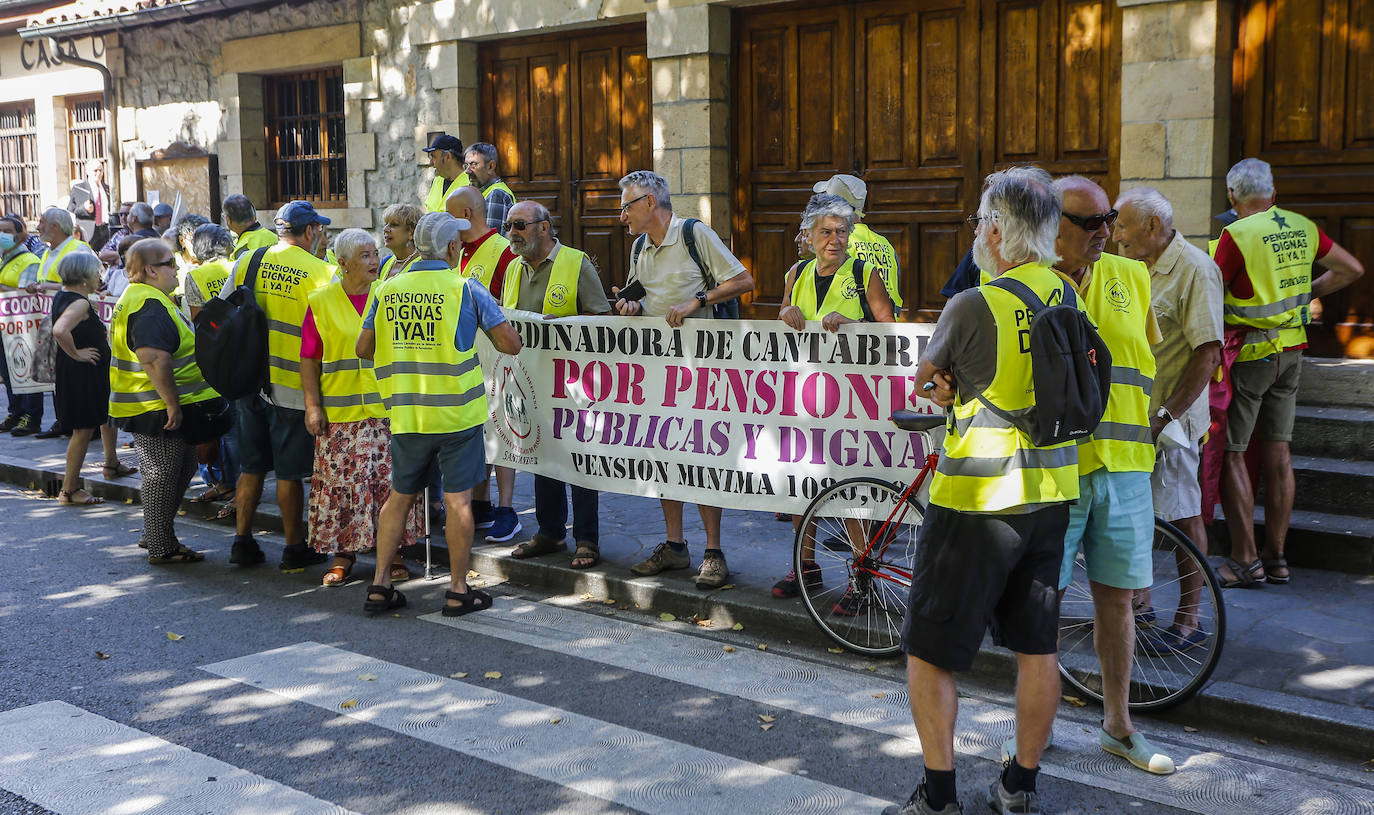 La Coordinadora de Cantabria por pensiones públicas y dignas se ha manifestado en Reocín con motivo del acto institucional.