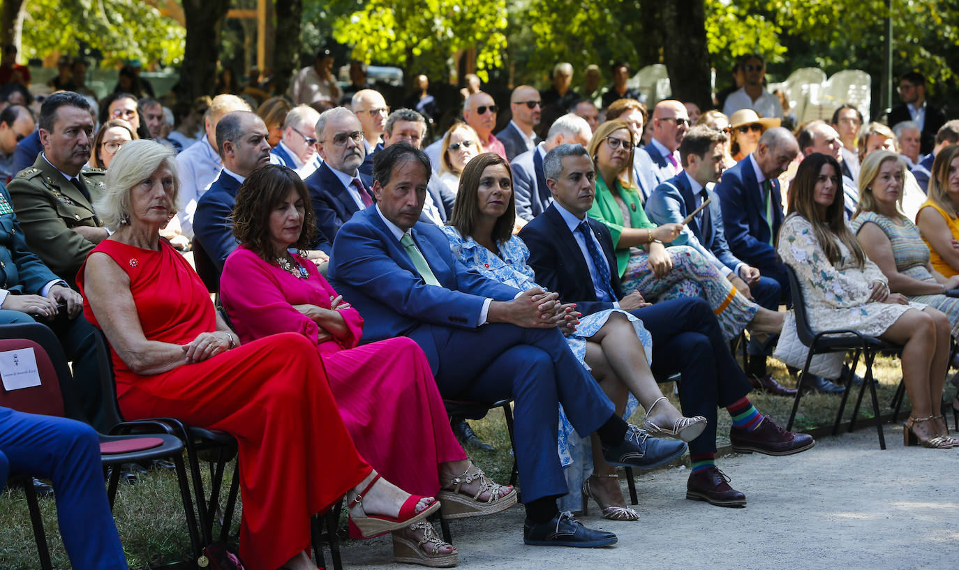 Los miembros del Ejecutivo cántabro han asistido al acto en primera línea.