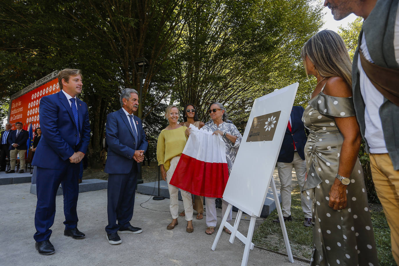 Miguel Ángel Revilla descubre una placa conmemorativa.