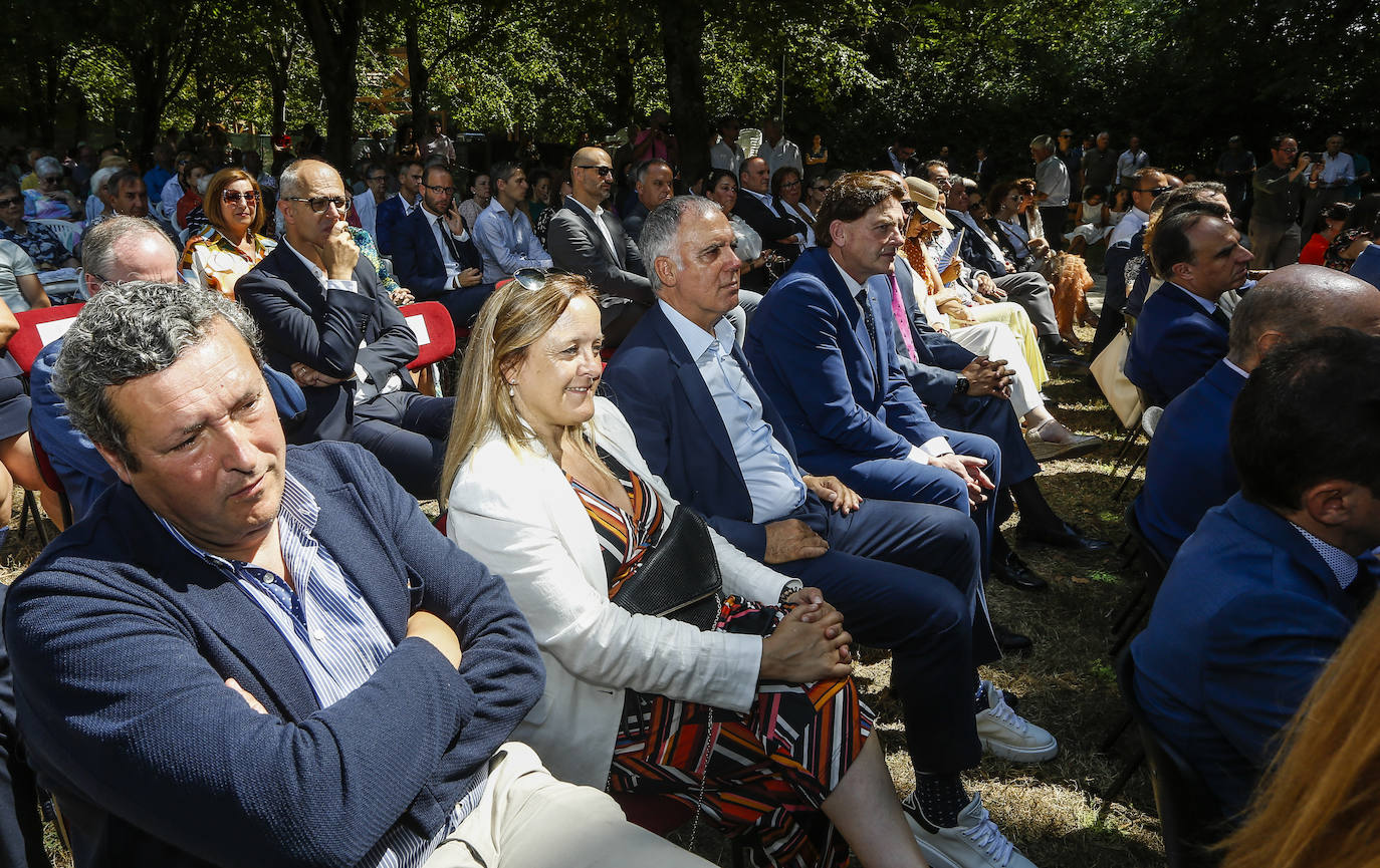 Al acto han asistido miembros de las distintas formaciones políticas representadas en el Parlamento de Cantabria.