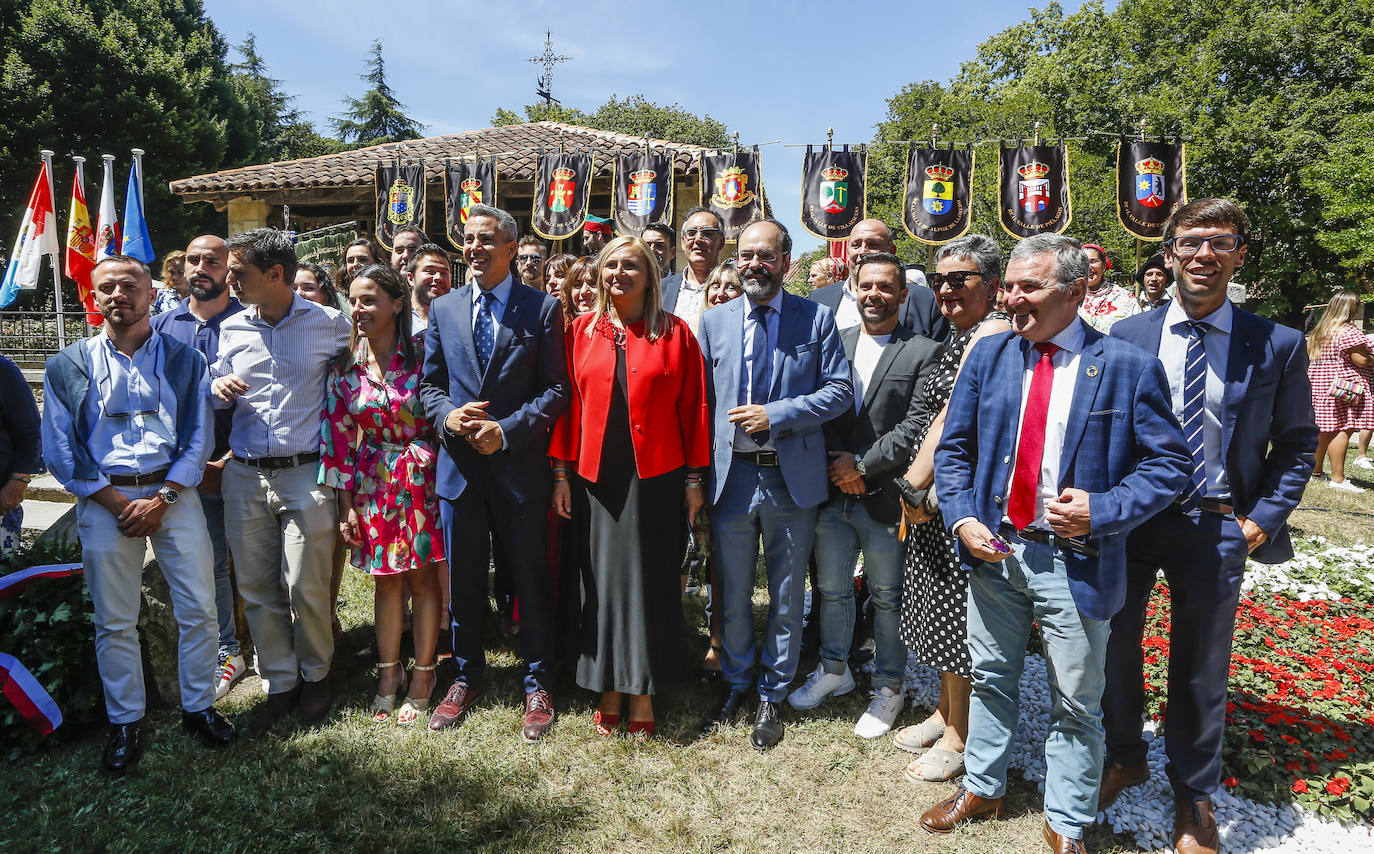 Miembros del PSOE cántabro posan juntos para una instantánea.