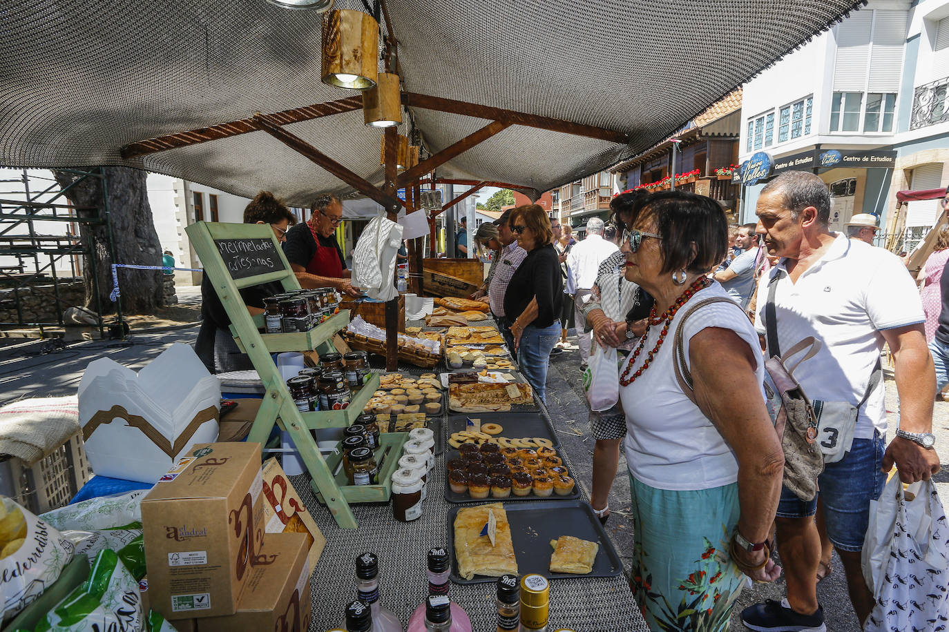 Con motivo de la celebración en Reocín se ha establecido el tradicional mercado.