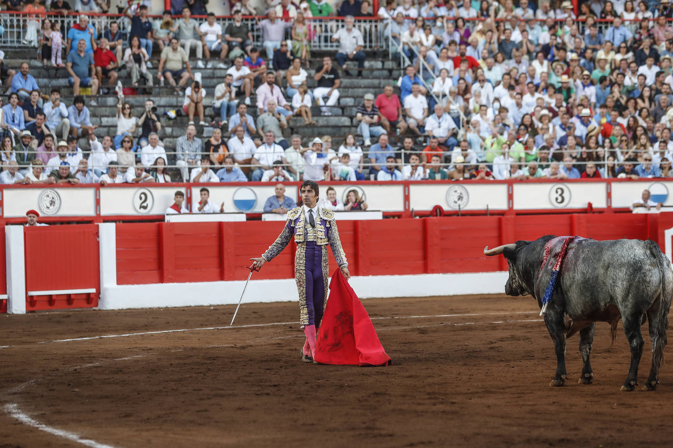 Uno de los pasos de la faena del toro indultado.