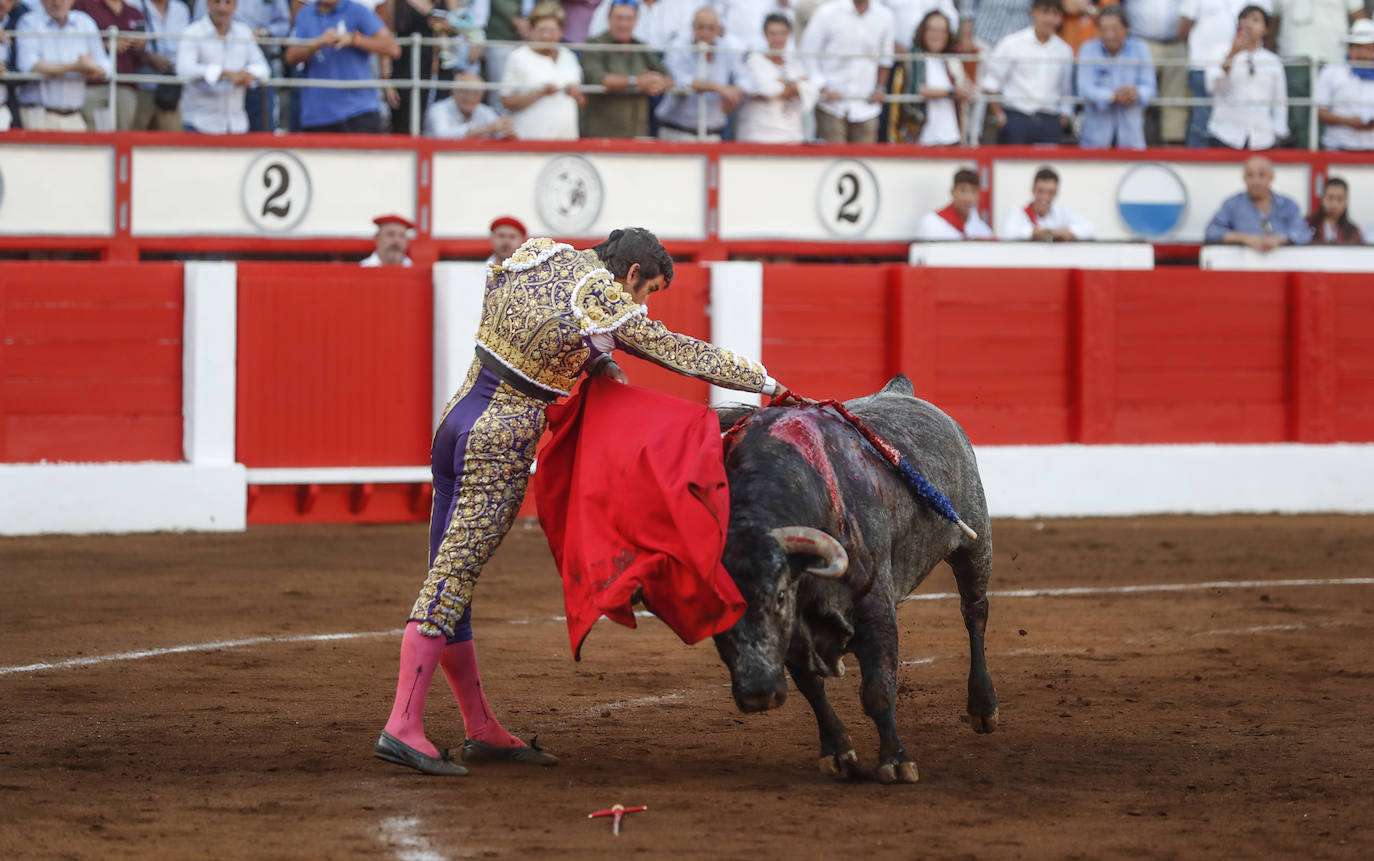 Uno de los pasos de la faena del toro indultado.