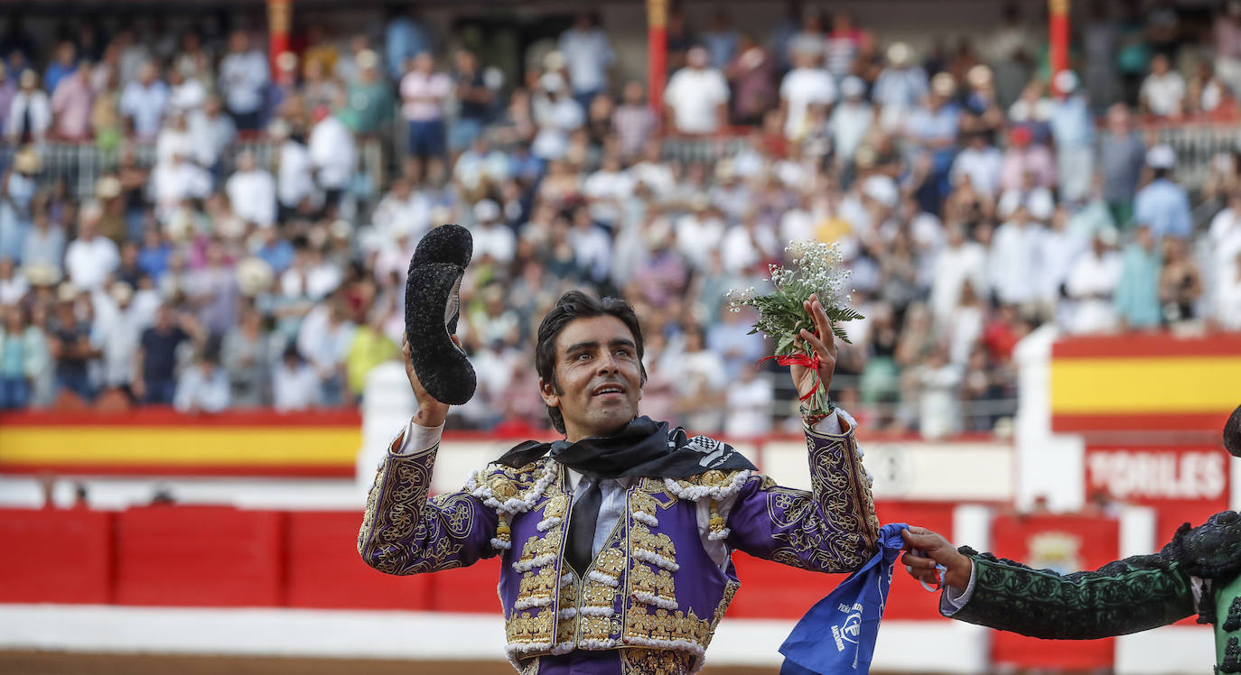 Uno de los pasos de la faena del toro indultado.