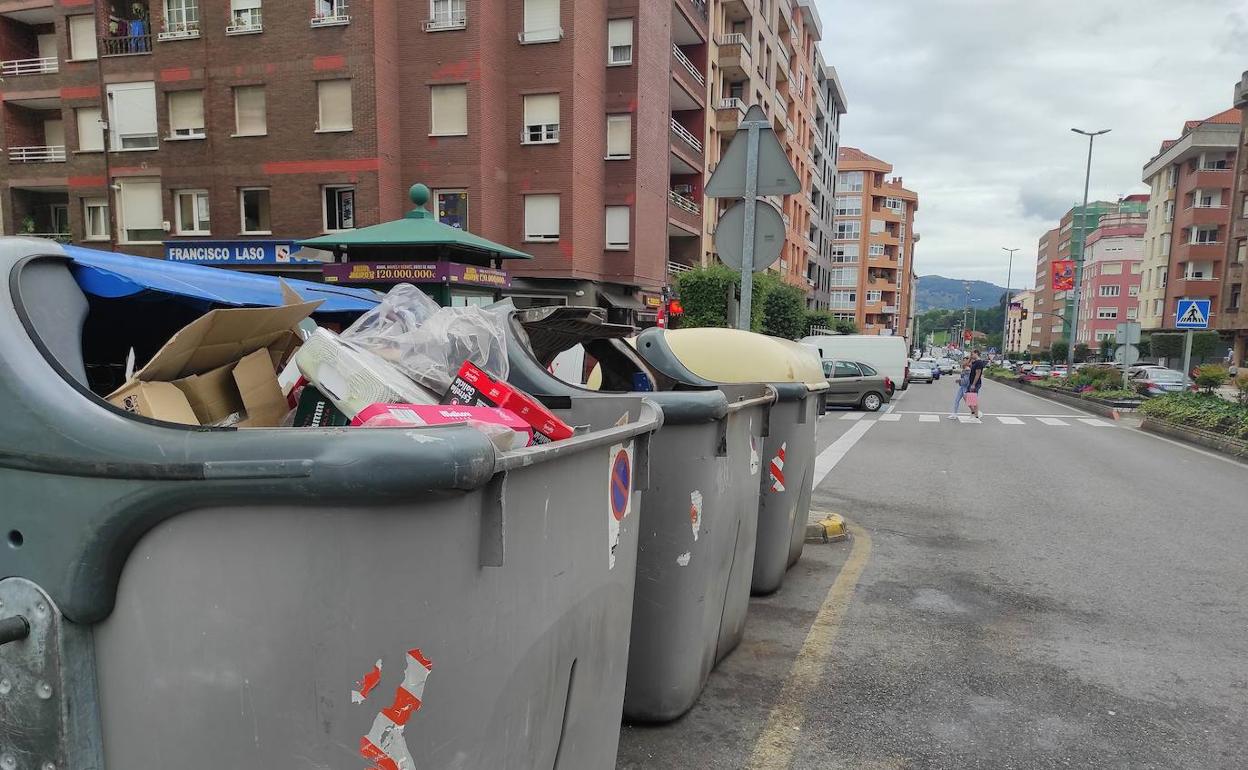 La poca eficiencia del servicio de recogida de basuras que actualmente se presta en el municipio fuera de contrato se deja sentir en las calles.