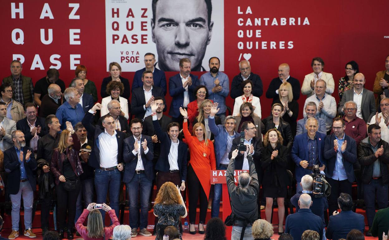 Casares, Cobo y Zuloaga, en el centro, durante la presentación de alcaldes en 2019 en Torrelavega. maría gil