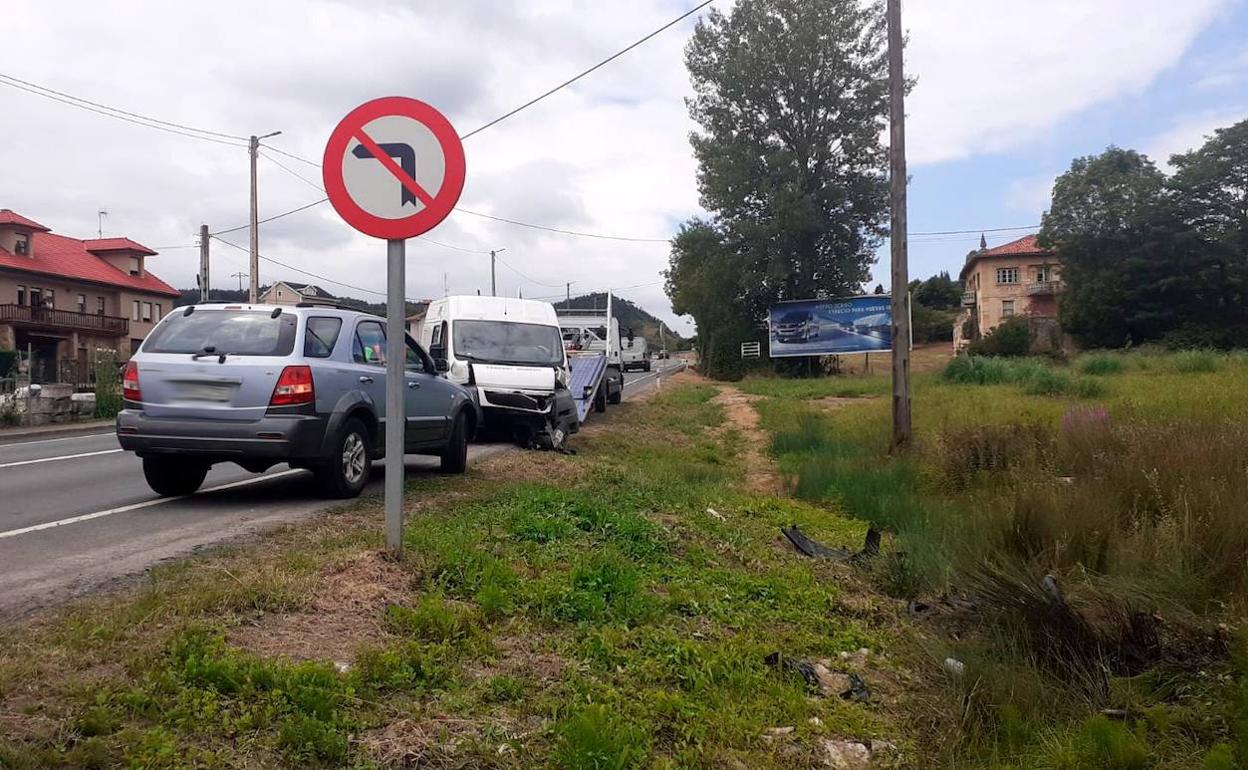 Furgoneta que conducía el vecino de Beranga, en la que se aprecia un fuerte golpe en la parte delantera.