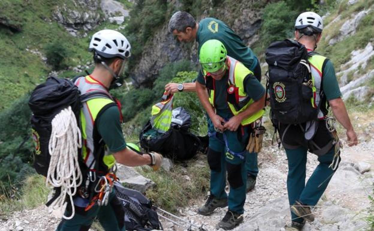 Agentes de la Guardia Civil, en el rescate en curso en Cabrales. / D. ARIENZA