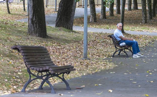 Un hombre descansa bajos los árboles en Nueva Montaña.