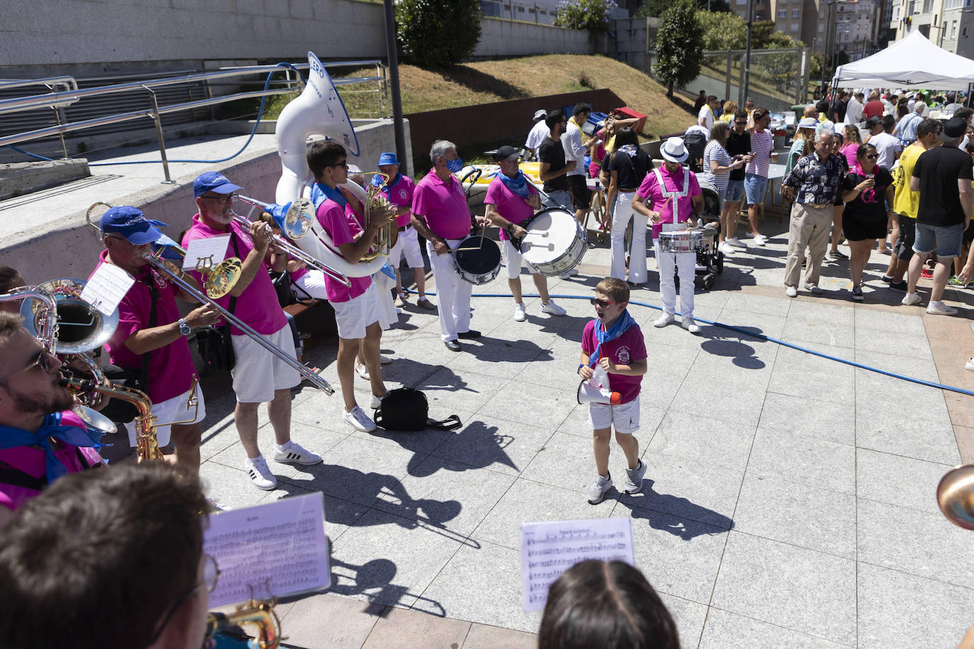 Música y baile para animar el ambiente durante las fiestas de la capital cántabra.