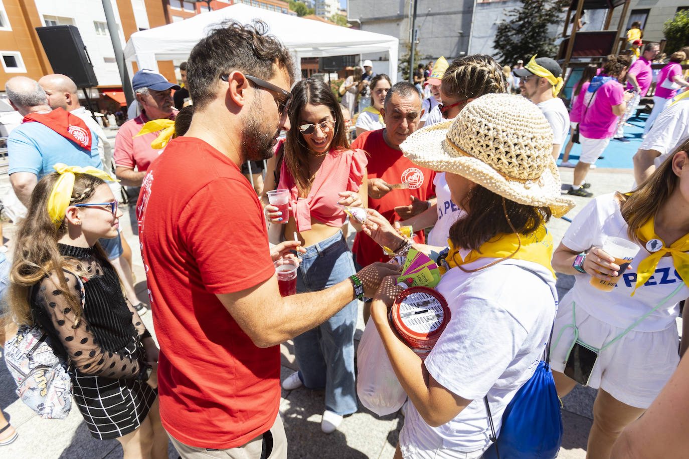 Música y baile para animar el ambiente durante las fiestas de la capital cántabra.