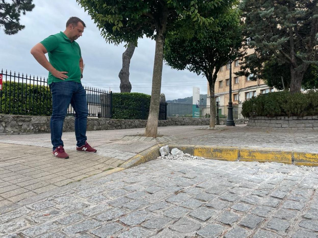 Alfonso Suárez, observa un punto del municipio con adoquines.