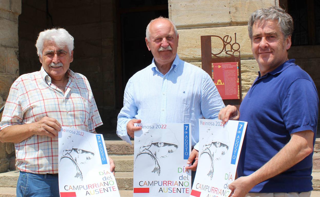 El alcalde de Reinosa (en el centro), José Miguel Barrio, con el cartel de la celebración. 