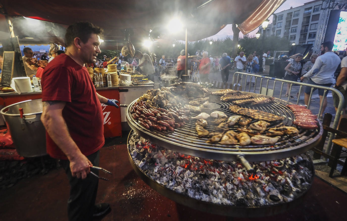 Carne a la brasa en las afueras de la caseta del Centro Gallego. 