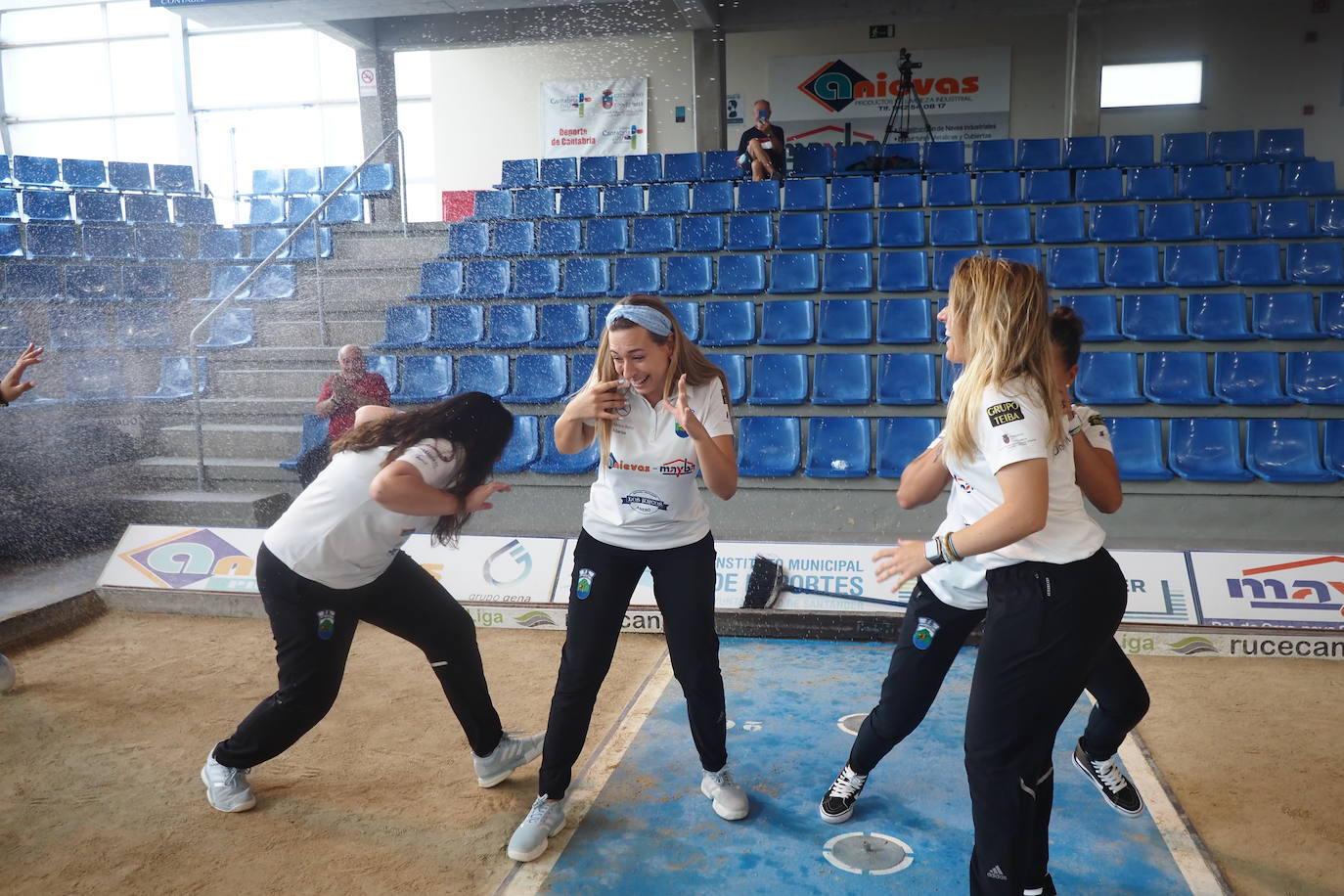 Los integrantes de los equipos masculino y femenino celebran el histórico hito.