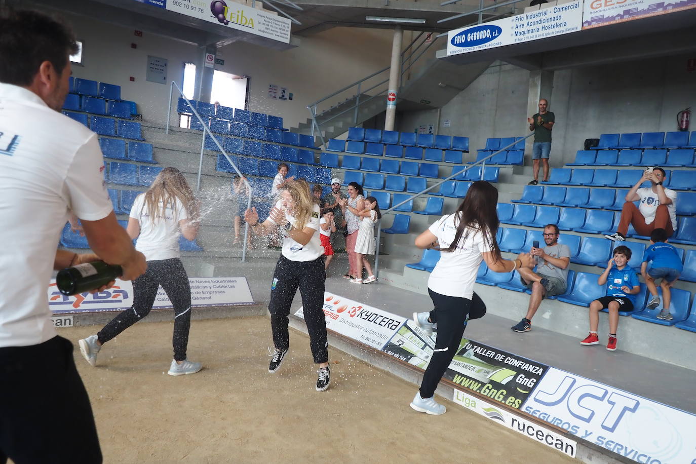 Los integrantes de los equipos masculino y femenino celebran el histórico hito.