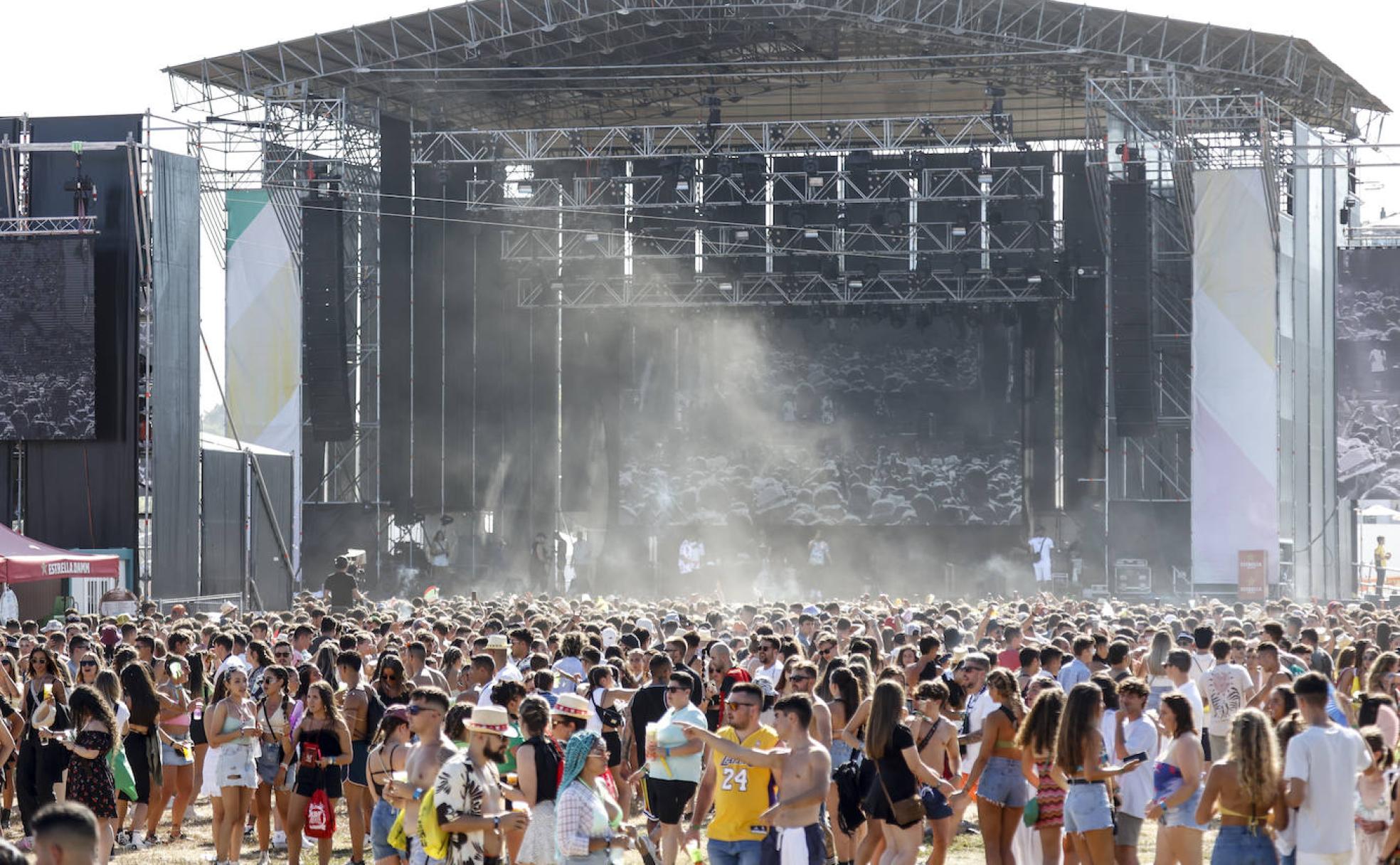 Según cifras del festival, 12.000 personas compraron abono para acceder a la campa en el Reggaeton Beach Festival. 