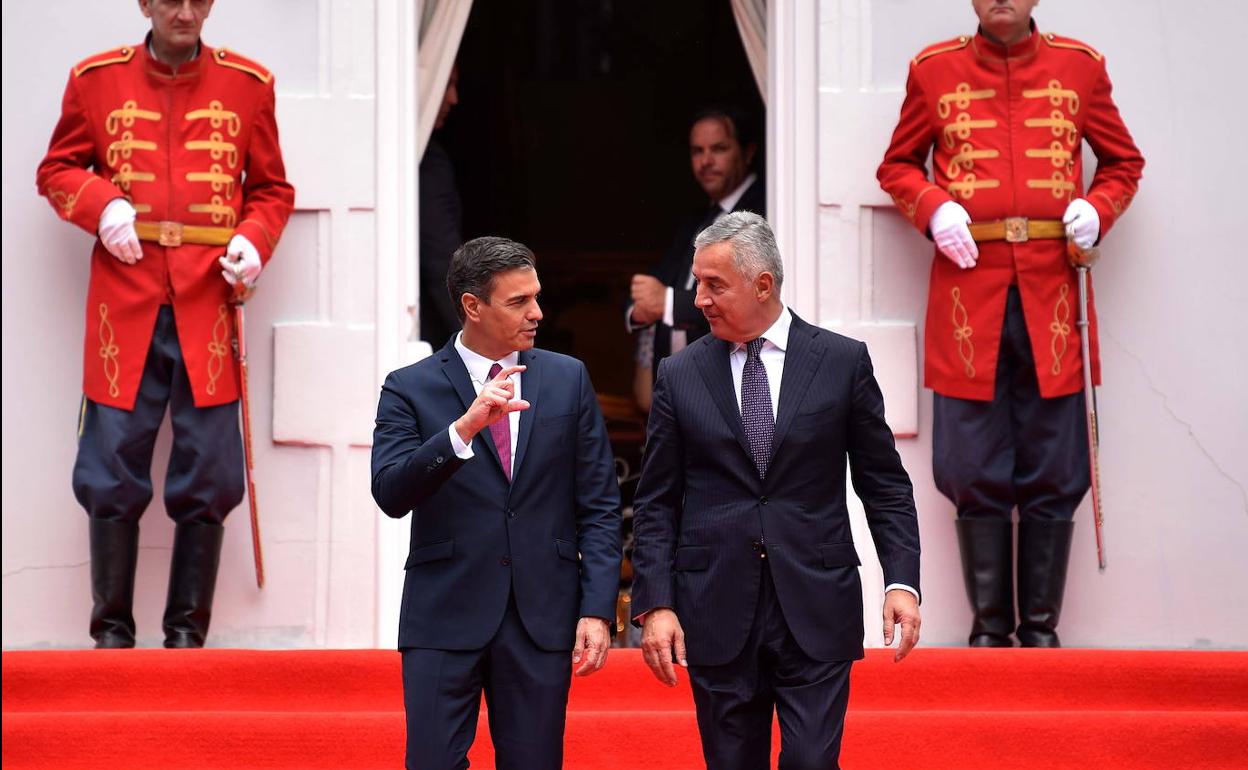 Pedro Sánchez y el presidente de Montenegro, Milo Djukanovic, este domingo en Montenegro.