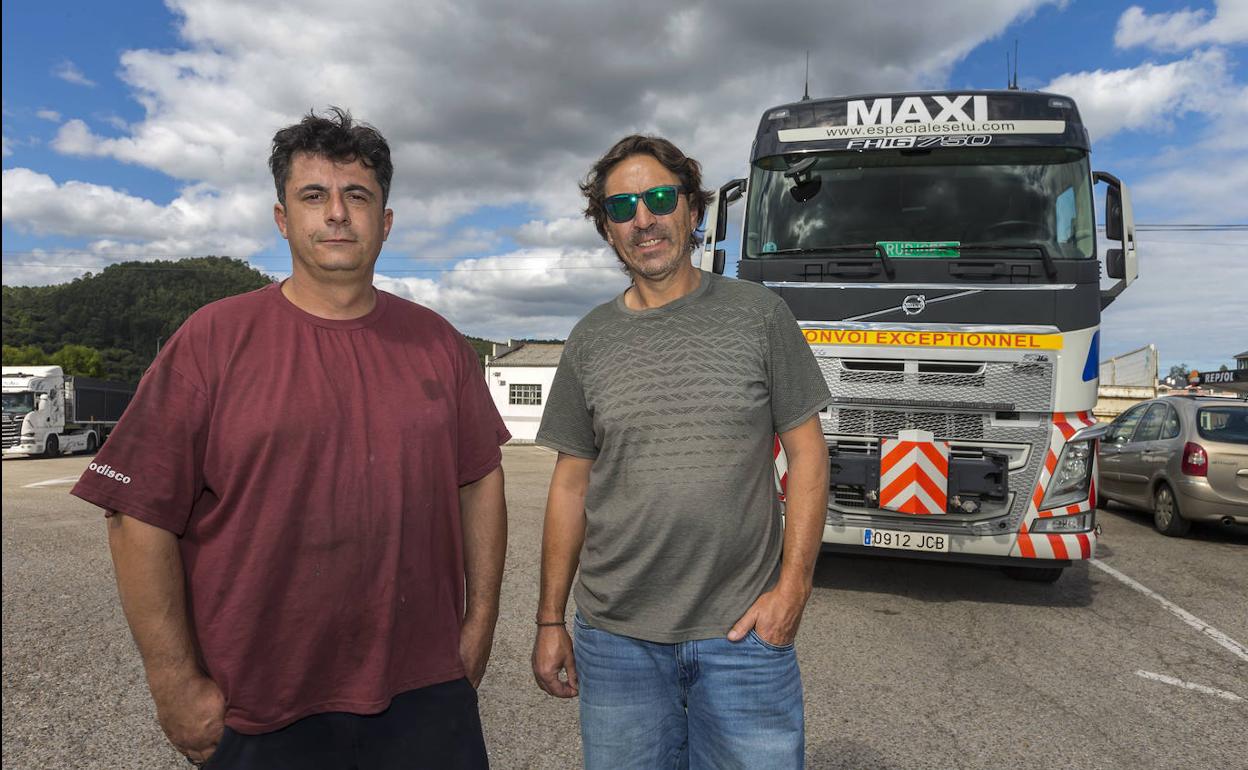 José Ángel Crespo, a la izquierda, junto a Rudi Schlichting, ambos camioneros.