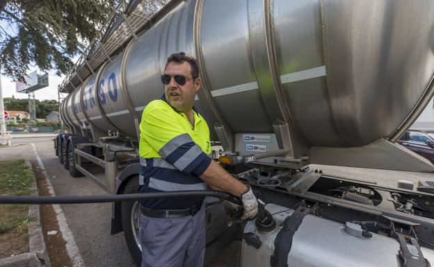 José Luis Pérez llena el depósito de su camión cisterna, en el que transporta amoniaco.