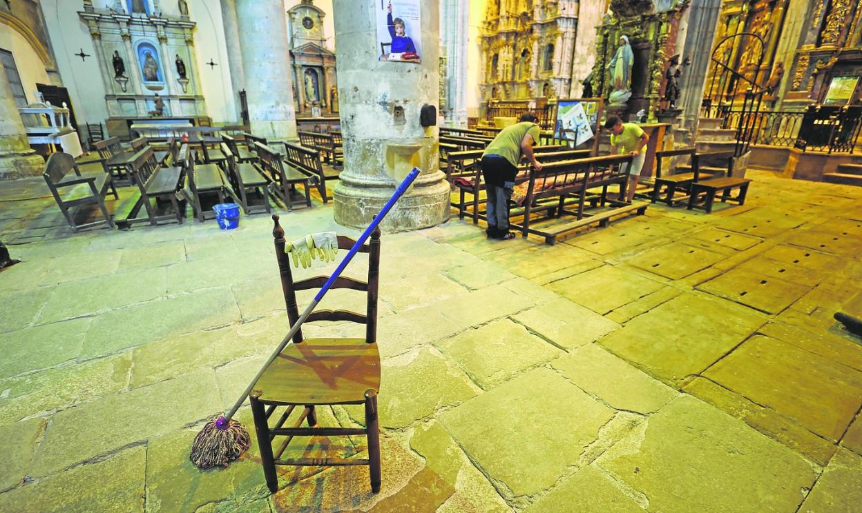 Los vecinos limpian estos días el interior de la iglesia tras el polvo que se levantó con las obras.