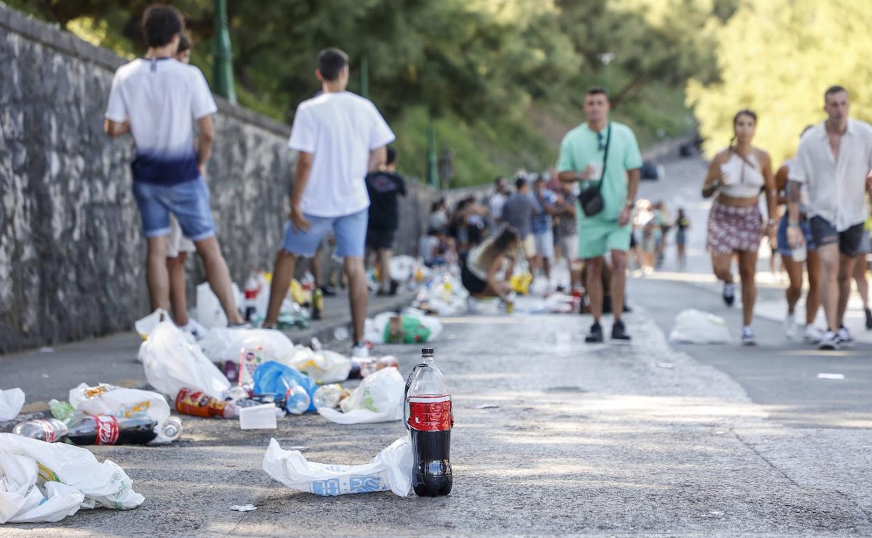 Imagen de los alrededores de la Campa de la Magdalena, donde los jóvenes que acudieron al Reggaeton Beach Festival hicieron ayer botellón. 