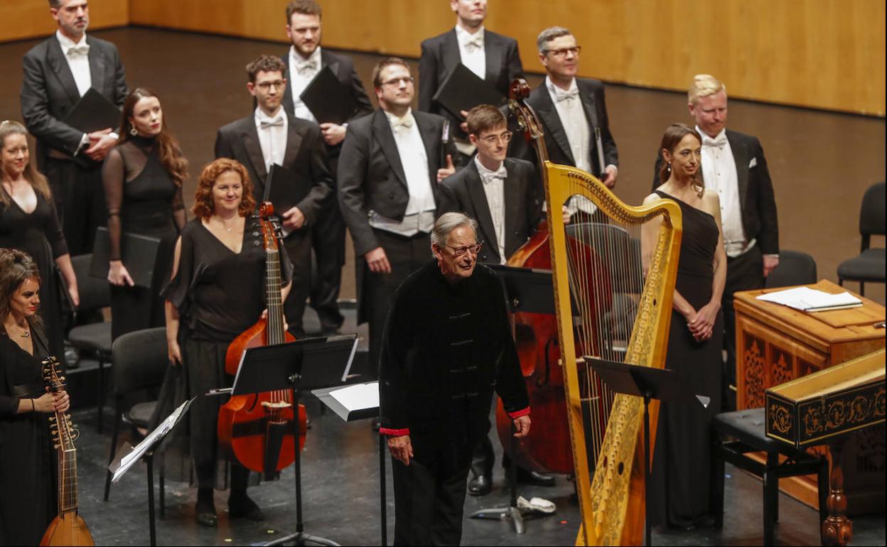 John Eliot Gardiner, referente de la interpretación de música antigua, saluda rodeado de músicos al inicio del concierto inaugural.