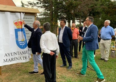 Imagen secundaria 1 - Arriba foto de familia de Panero junto a las autoridades políticas y abajo el momento en el que se descubrió el letrero del parque bautizado con el nombre del doctor 