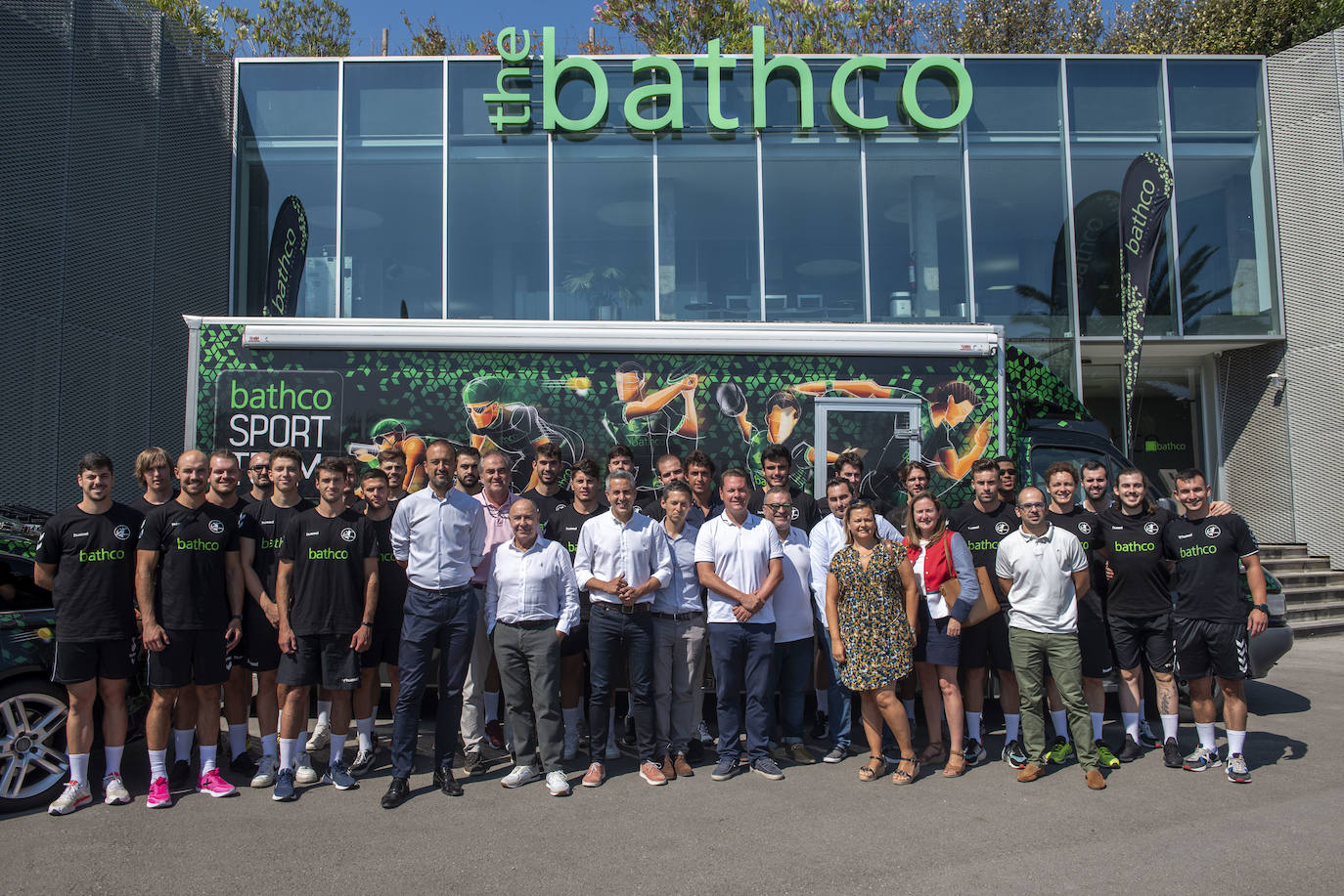 Javier López, José López, Pablo Zuloaga, Mario Iglesias, Nacho González, Manuel Lavín, Eduardo López, José Manuel Barquín, María Rosa Viota y Jesús Peña junto a la plantilla y cuerpo técnico del Bathco Torrelavega instantes antes de la presentación.