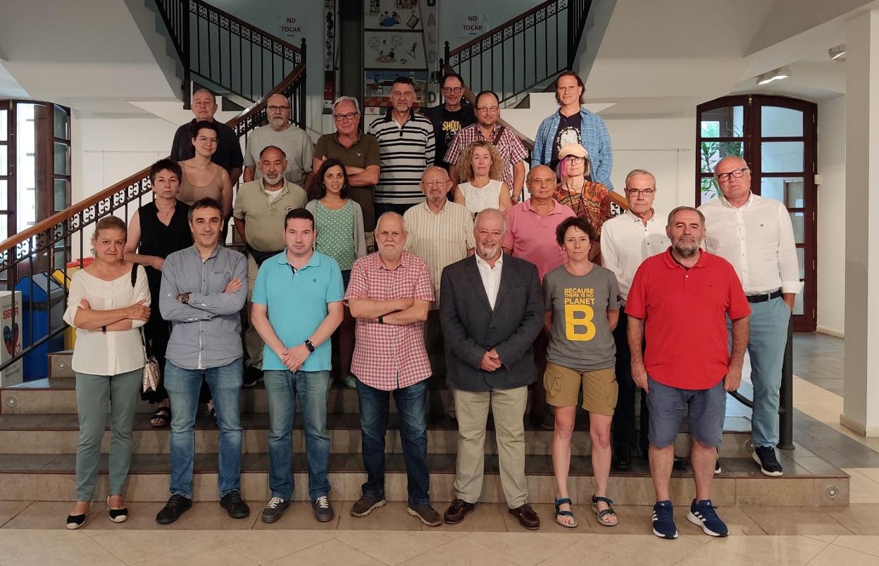 Profesores y alumnos del curso 'Cavernas y mares del pasado', que se celebra hasta el jueves en Ramales.