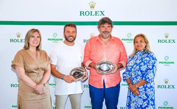 Los ganadores de este torneo, Juan Gutiérrez y Pablo Quevedo, recibiendo sus premios