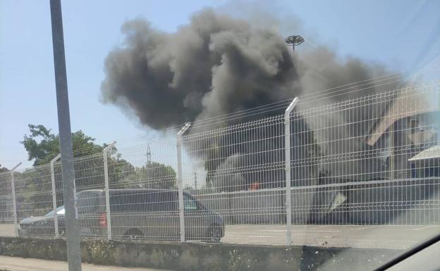 El incendio ha provocado una gran columna de humo en la zona.