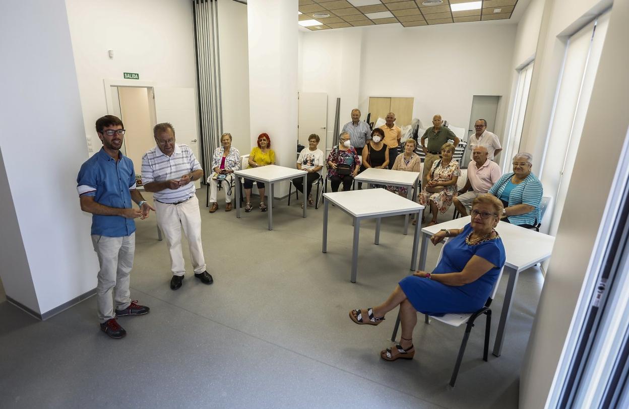 El concejal Borja Sainz (izquierda) entrega las llaves de la sede a representantes del Centro de Mayores Ramiro Bustamante. 