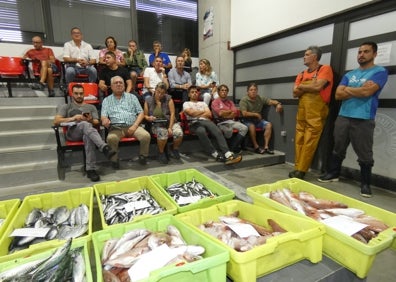 Imagen secundaria 1 - El consejero y la directora de Pesca han seguido con atención la subasta de distintas especies en la lonja 