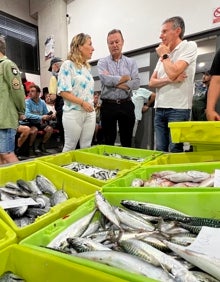 Imagen secundaria 2 - El consejero y la directora de Pesca han seguido con atención la subasta de distintas especies en la lonja 