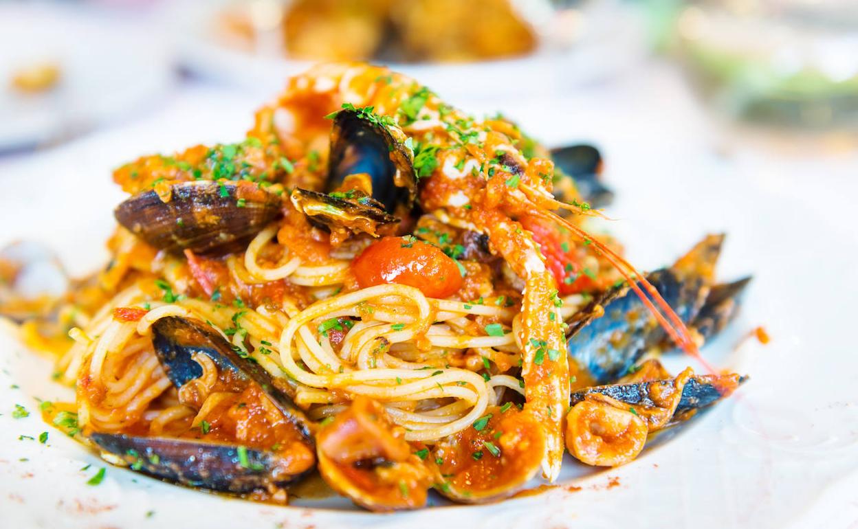 La pasta con mejillones y otros frutos del mar es un plato socorrido, además de sabroso y nutritivo. Dm