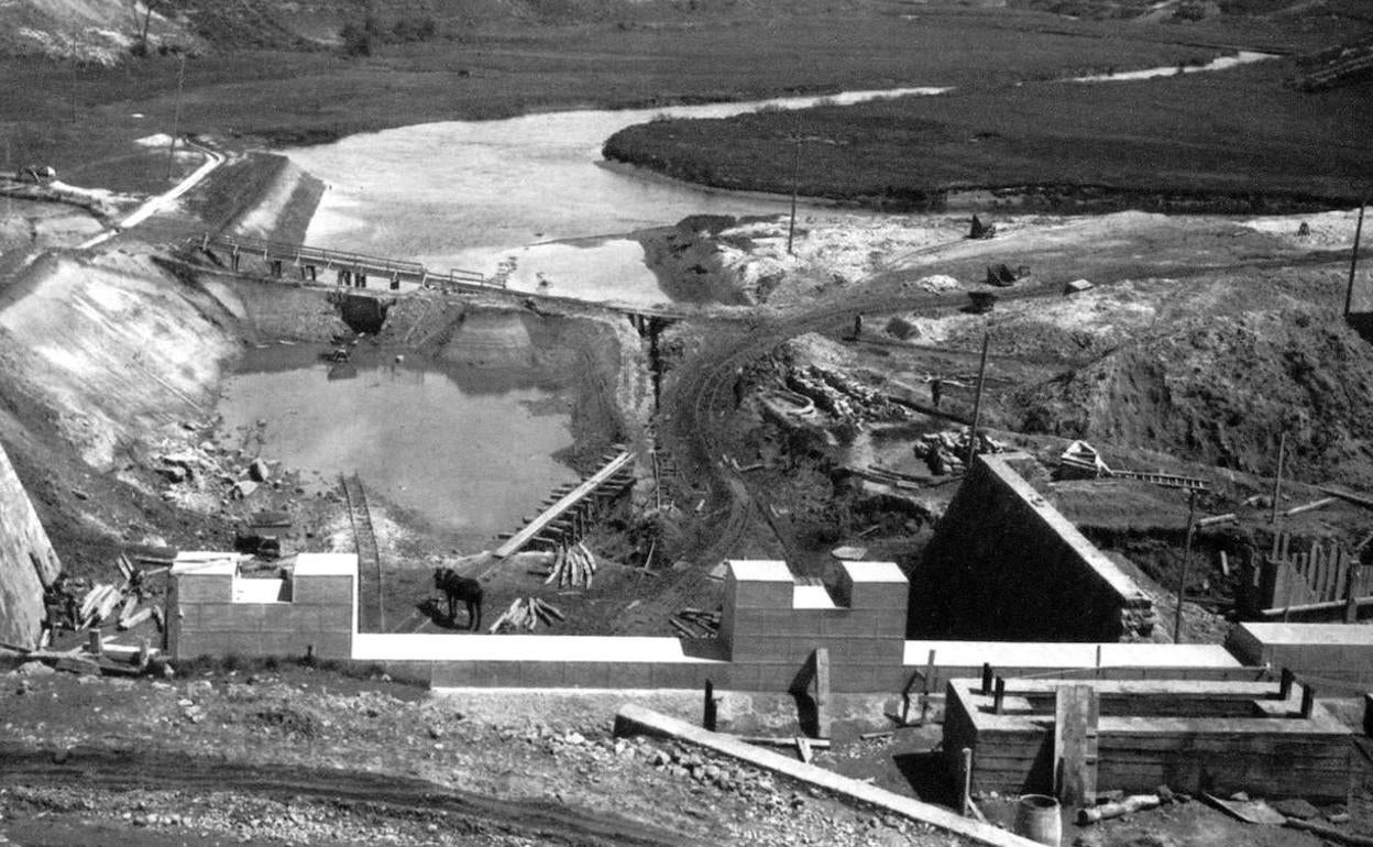 Imagen antigua durante la construcción e inundación de las aguas del pantano del Ebro. 